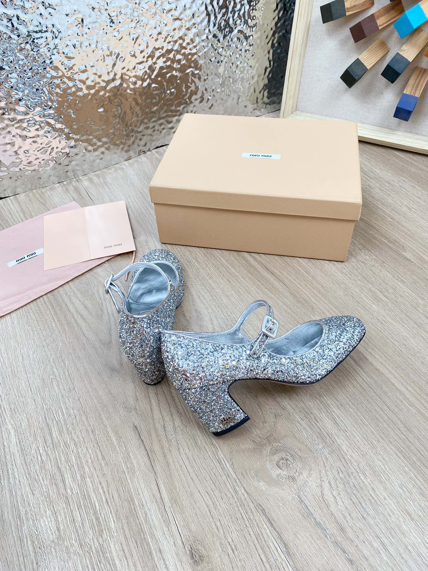 Новинка весны 2023 года от Miu Miu - Туфли на массивном каблуке Greta из лакированной кожи - Серебристые