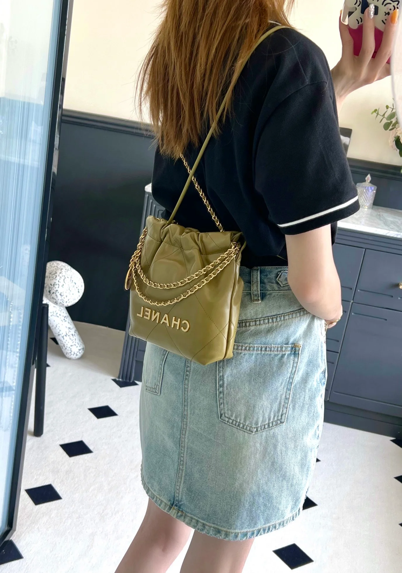 Новинка сезона весна/лето 2023 от Chanel - сумка 22 - мини - цвет авокадо - фото в действии.