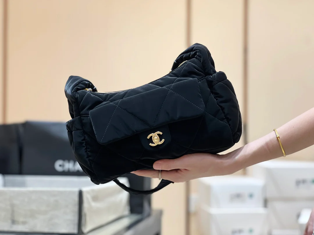 Сумка для лыж Chanel 24n-Coconige, маленькая, черная.