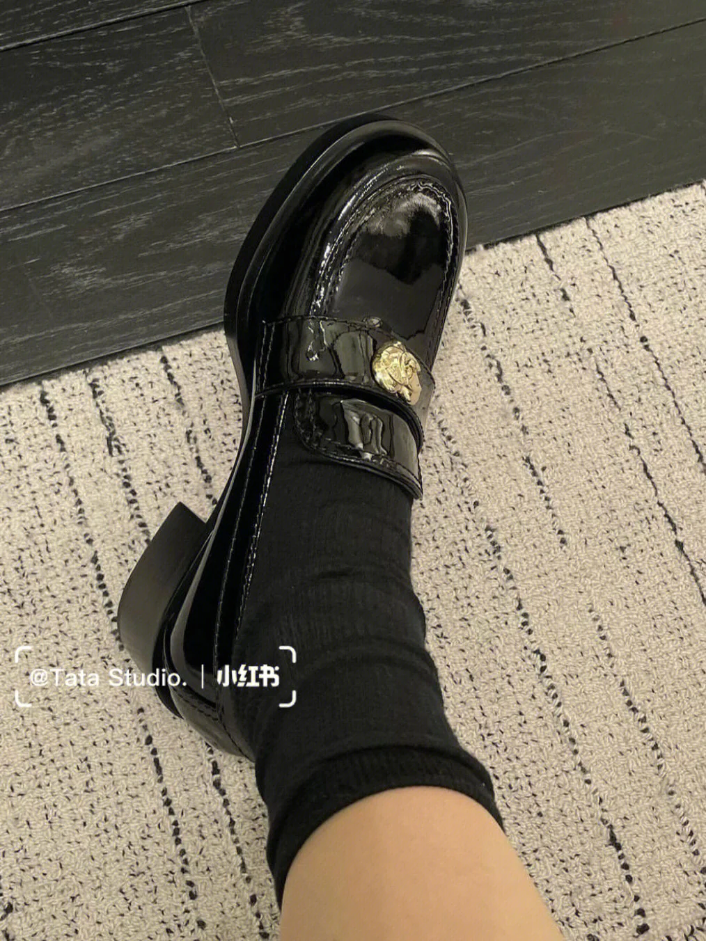 Новинка весны 2023 года от Chanel — лоферы в форме сердца.