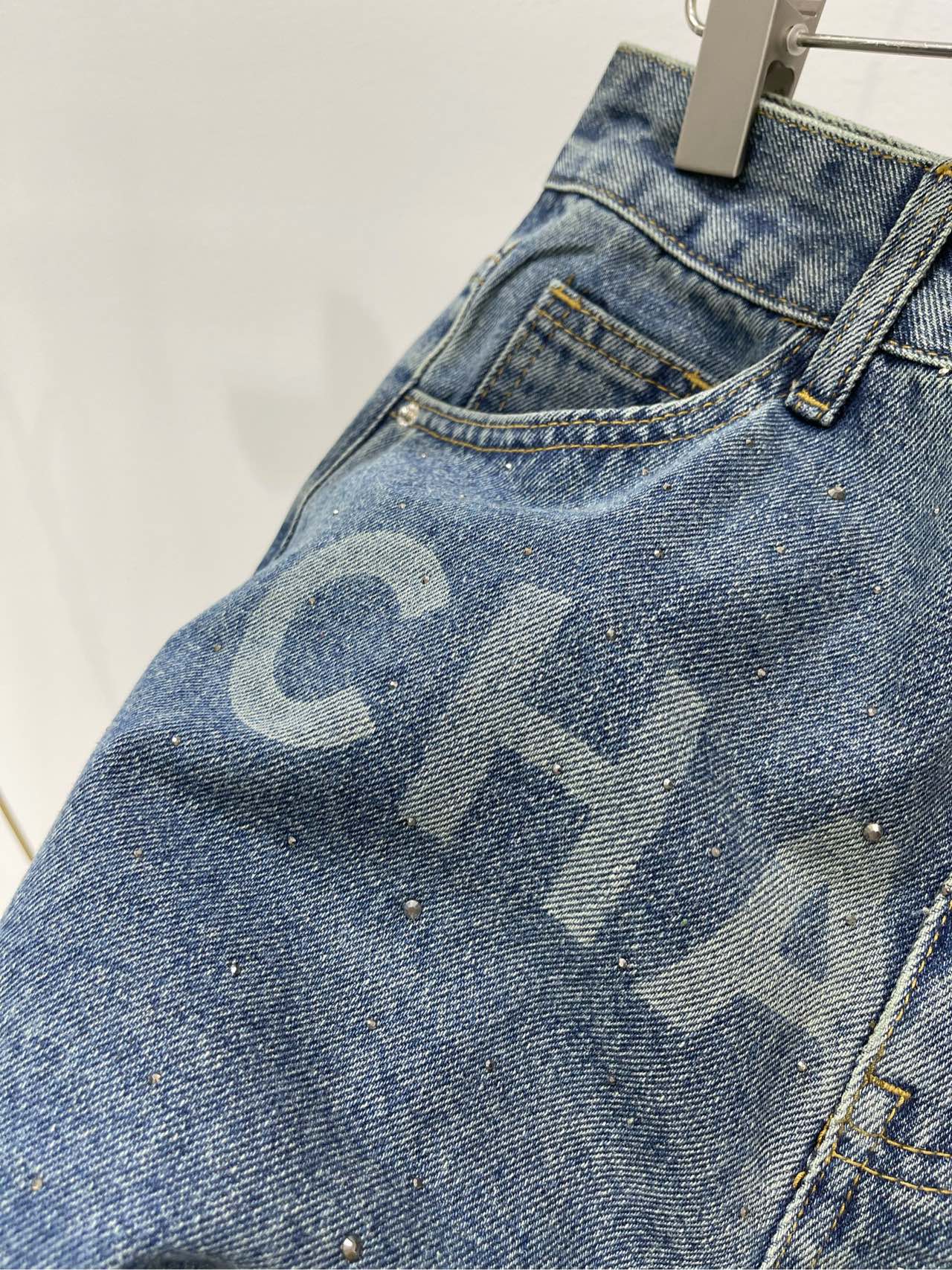 Chanel 2403 - Шорты с стразами и буквенным принтом