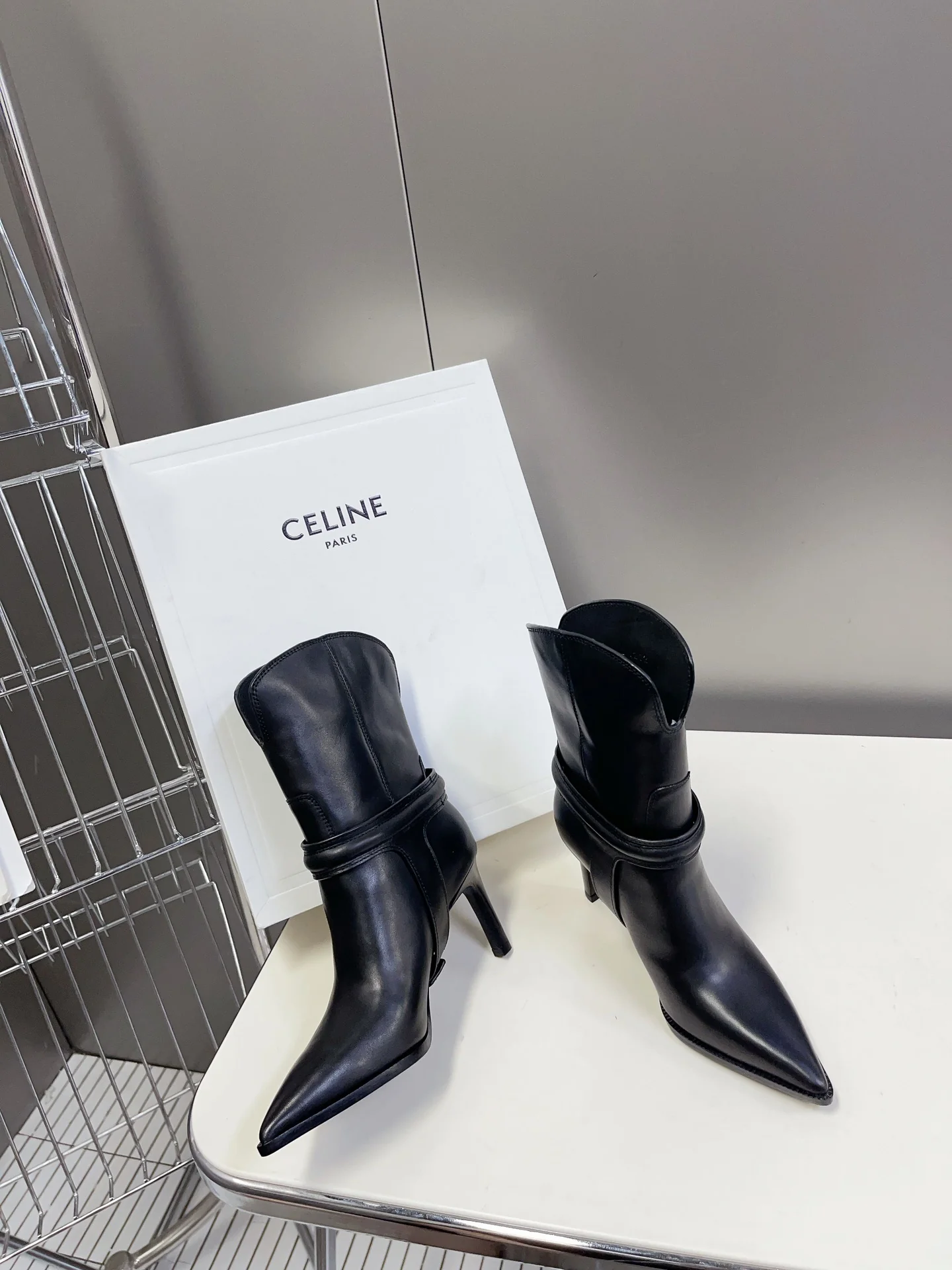 Новинка начала осени 2023 года от Celine: ботильоны на высоком каблуке с острым носком.