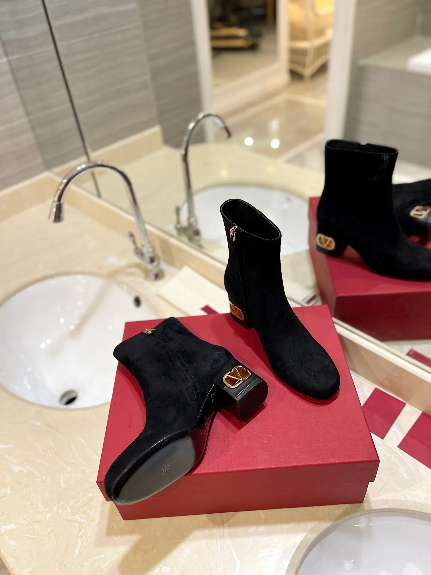 Новинка сезона осень/зима 2023 от Valentino - Ботильоны на массивном каблуке - Боковая молния - Черная замша