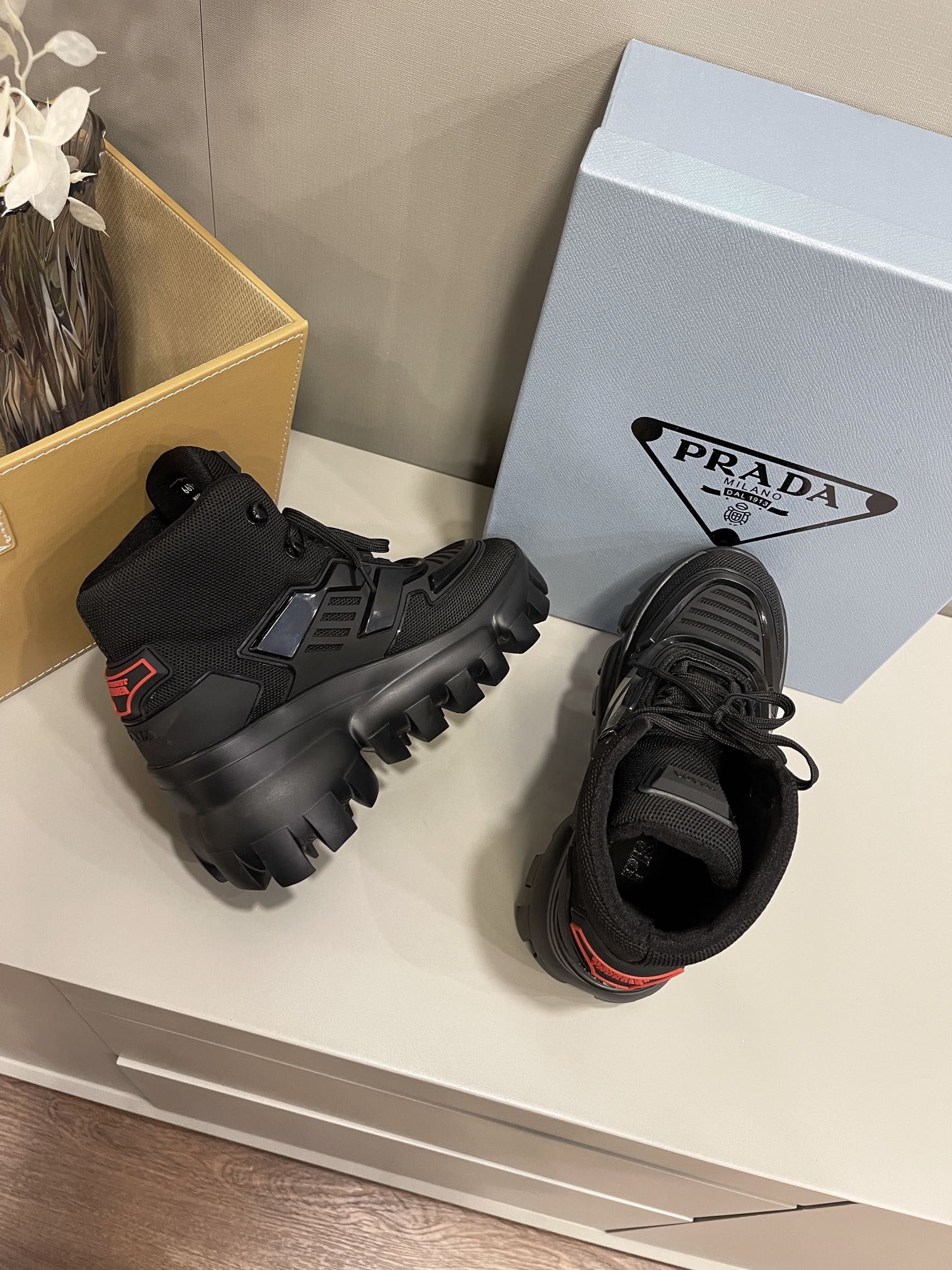 Новинка сезона весна/лето 2022 от Prada - повседневные ботильоны на платформе.