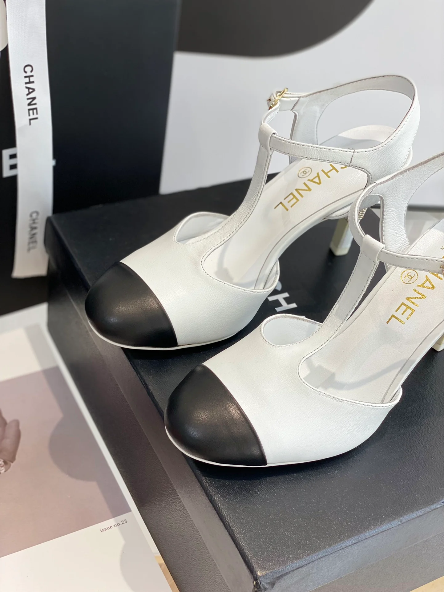 Новые туфли на каблуке Chanel Mary Jane - белые.