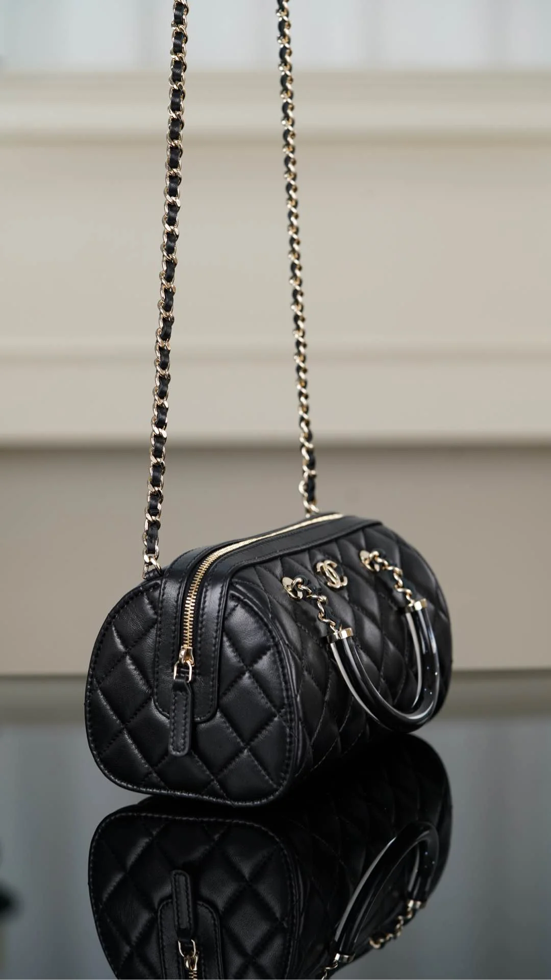 Сумка Chanel 25c Boston Bowling Bag — черно-золотая.