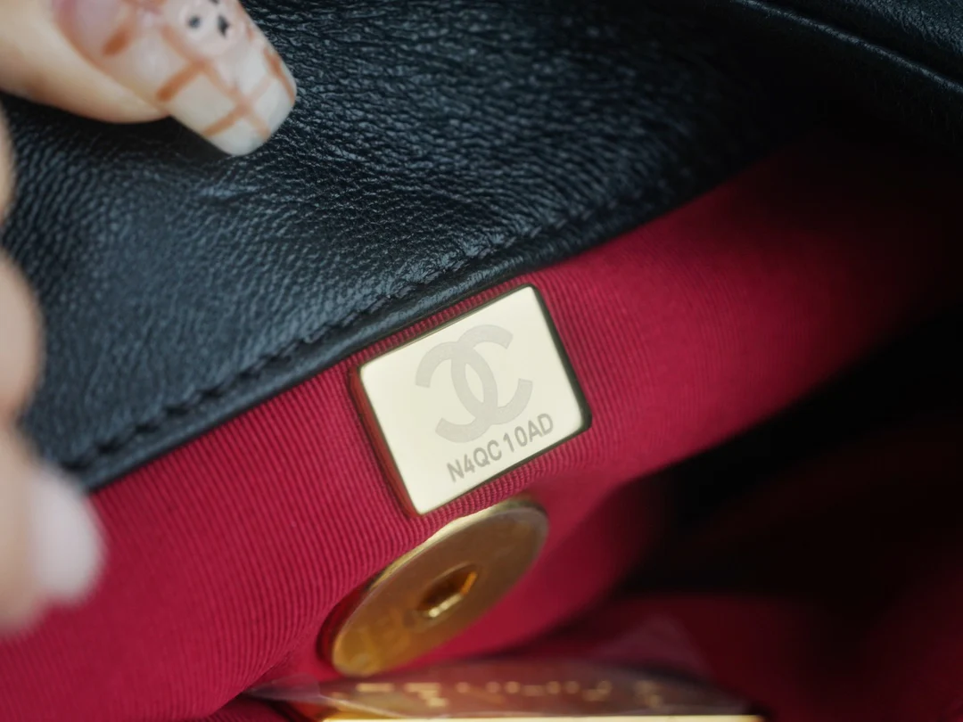 Новая коллекция Chanel ?Ранняя весна? — 24c — 19bag — сумка-хобо под мышкой — черная.