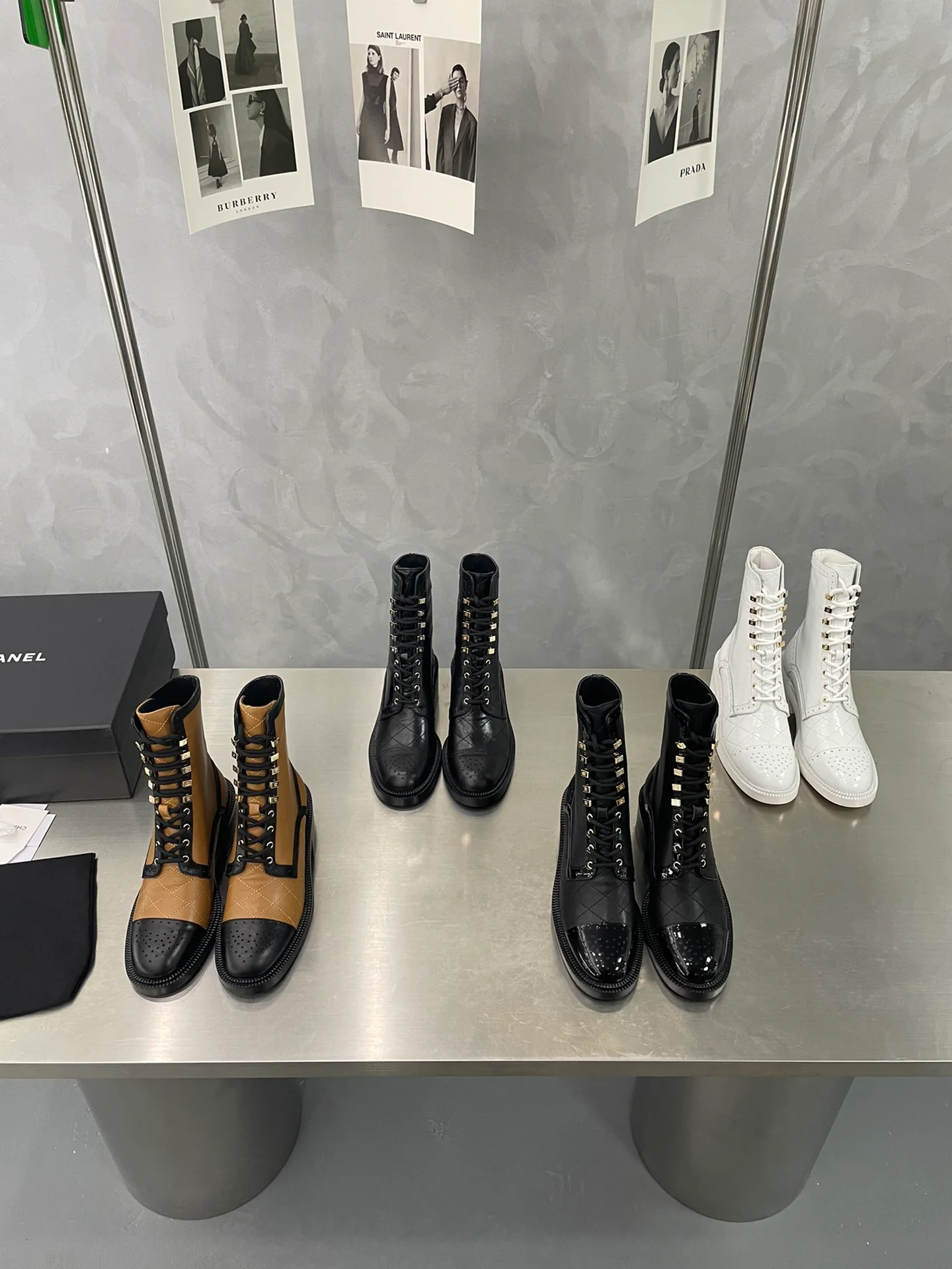 Ботильоны Chanel на шнуровке на низком каблуке до середины икры - изображение из коллекции