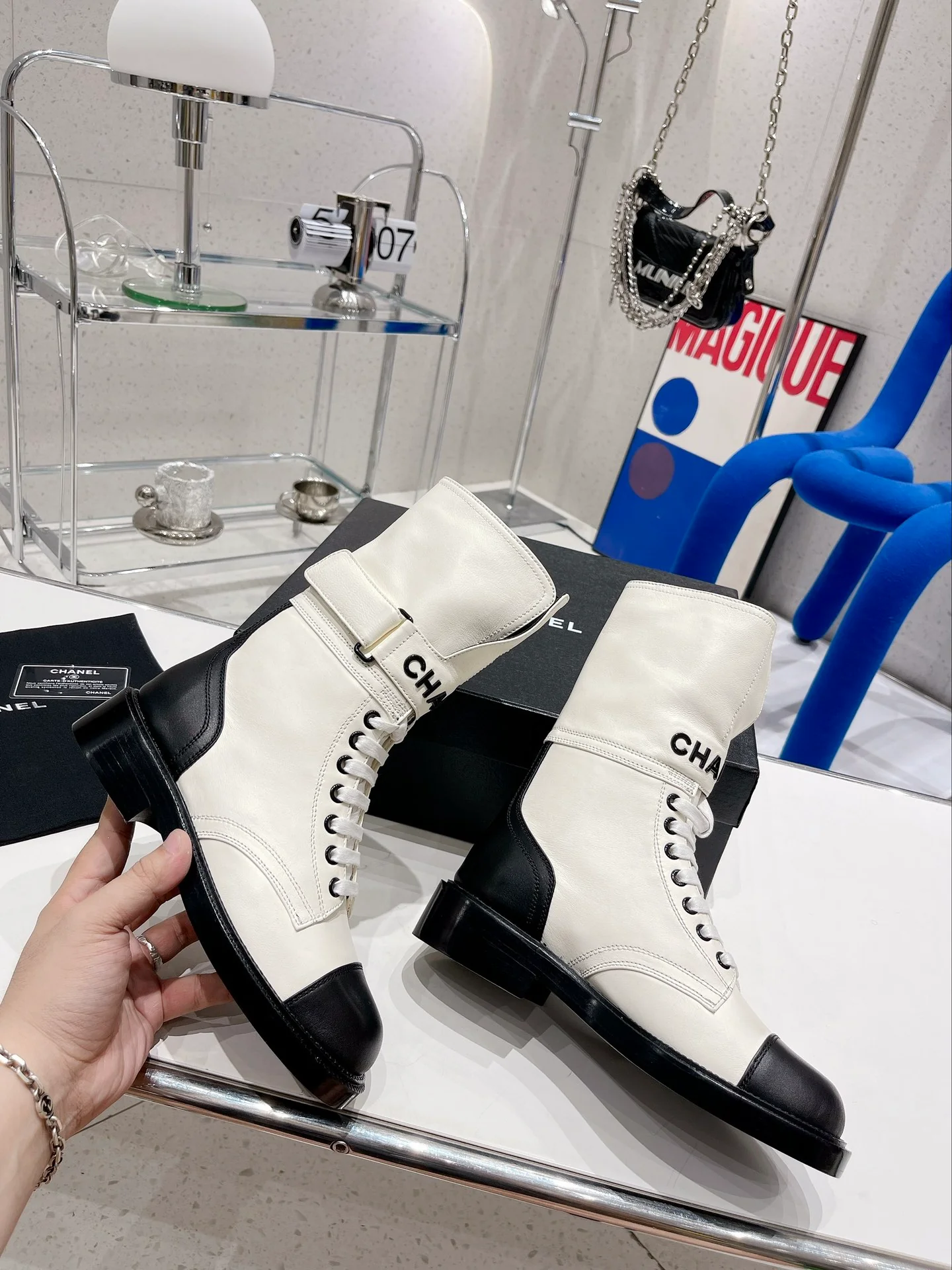 Новинка сезона осень/зима 2022 от Chanel — Ботинки Dr. Martens на шнуровке — Белые