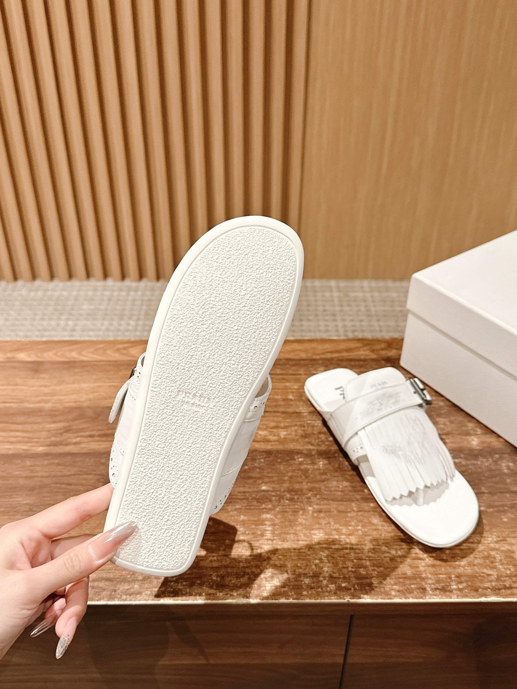 Новинка сезона весна/лето 2025 от Prada - Ретро-сандалии с кисточками - Подиумный образ - Белые