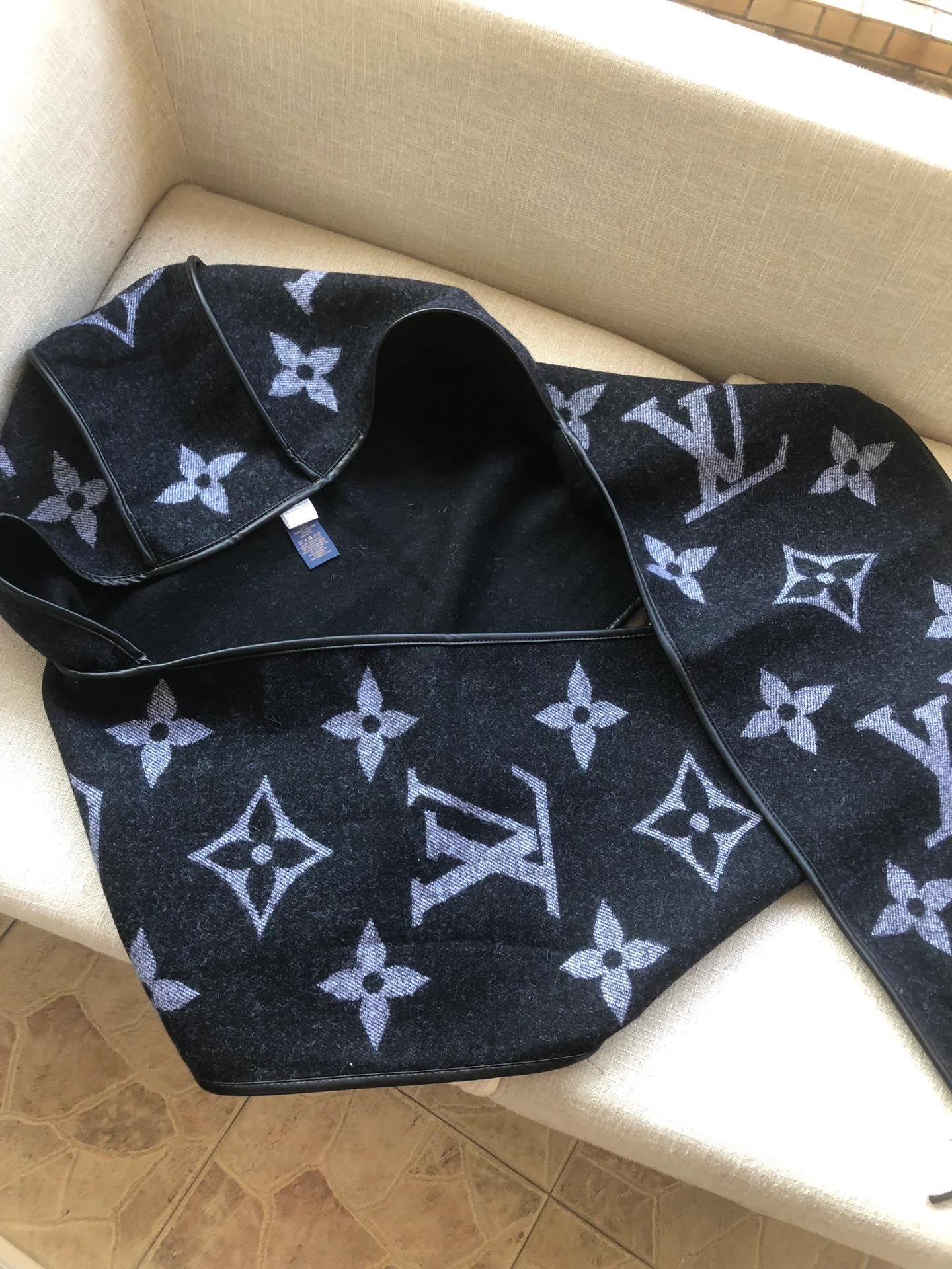 Классический шарф с капюшоном LV с монограммой