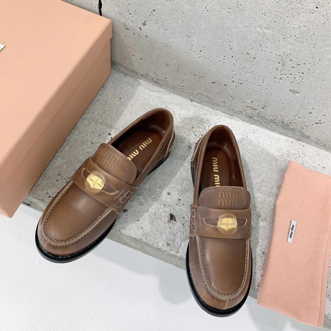 Miu Miu - Винтажные лоферы с ворсистой поверхностью и золотыми монетками