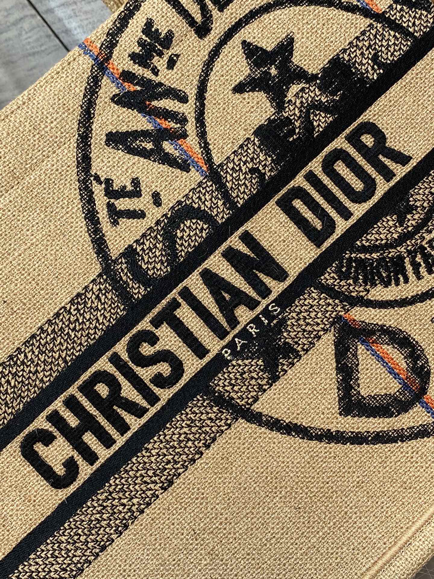 Сумка Dior Book Tote, средний размер 36-5 см, серия Family Crest.