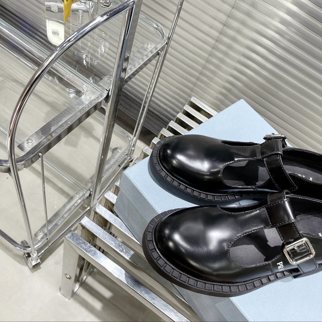 Prada - Коллекция ранней весны 2022 года - Туфли Мэри Джейн