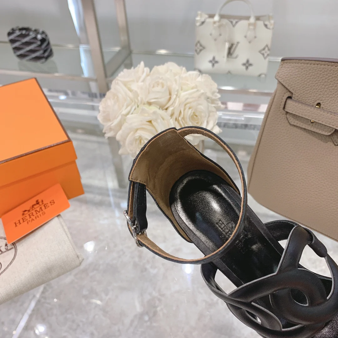 Новинка сезона весна/лето 2022 от Hermes — сандалии на высоком каблуке