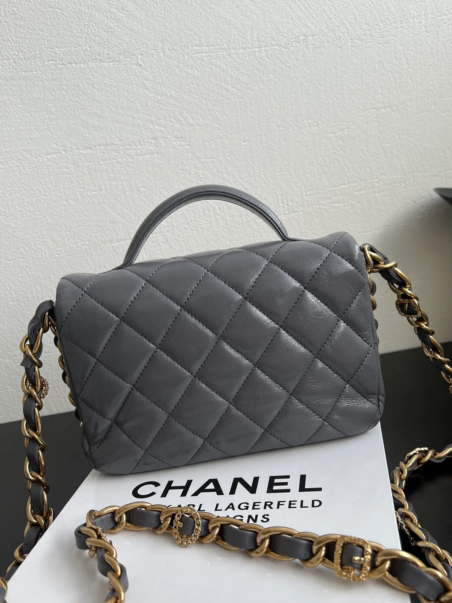 Chanel - Сумка-мессенджер с ручкой из овечьей кожи - Серая