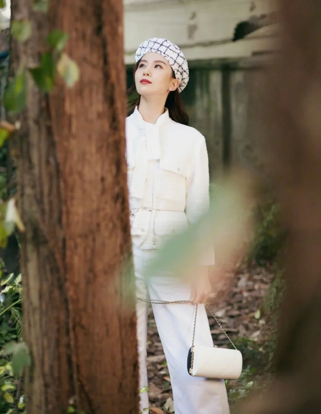 Вечерняя сумочка Chanel из коллекции Métiers d'Art 2020, черно-белая.