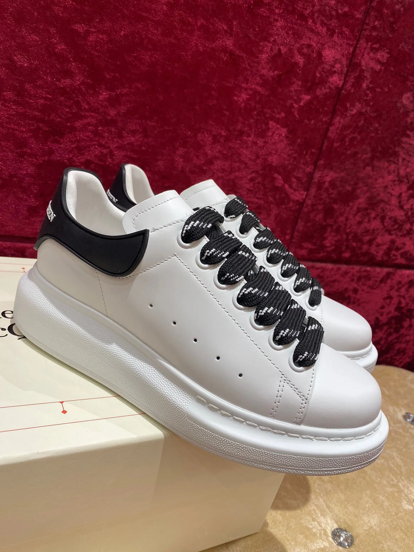 Классические белые кроссовки McQueen - Black Tail - 2