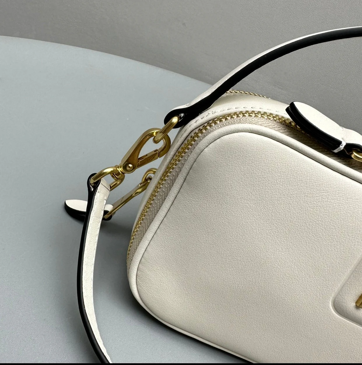 Miu Miu - Сумка/кроссбоди для фотоаппарата, осенне-зимняя коллекция - Полностью белая кожа