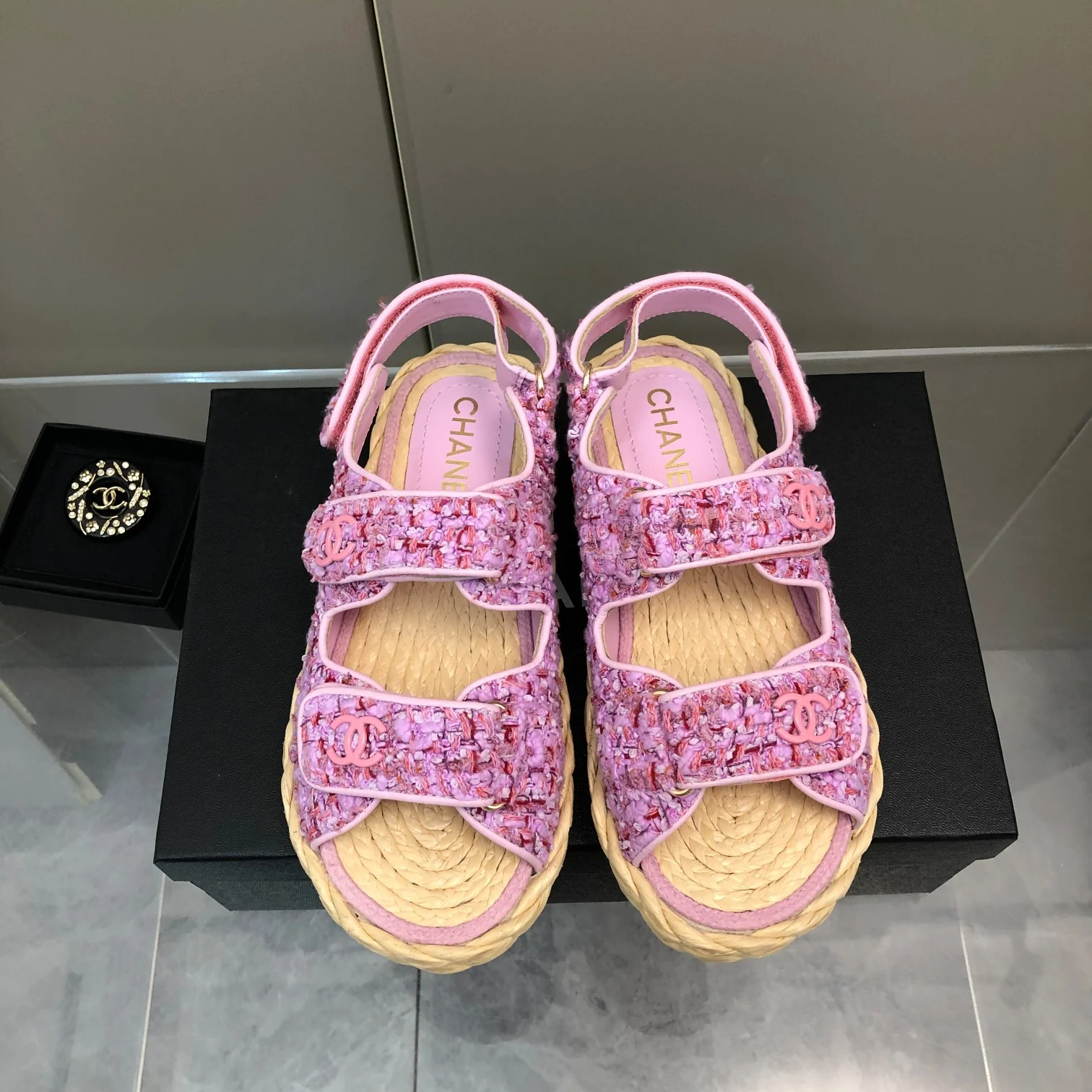 Соломенные сандалии Chanel