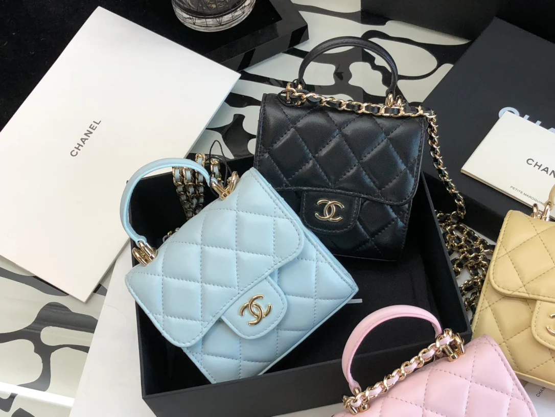Мини-сумочка Chanel в виде коробки с ручкой - изображение из коллекции
