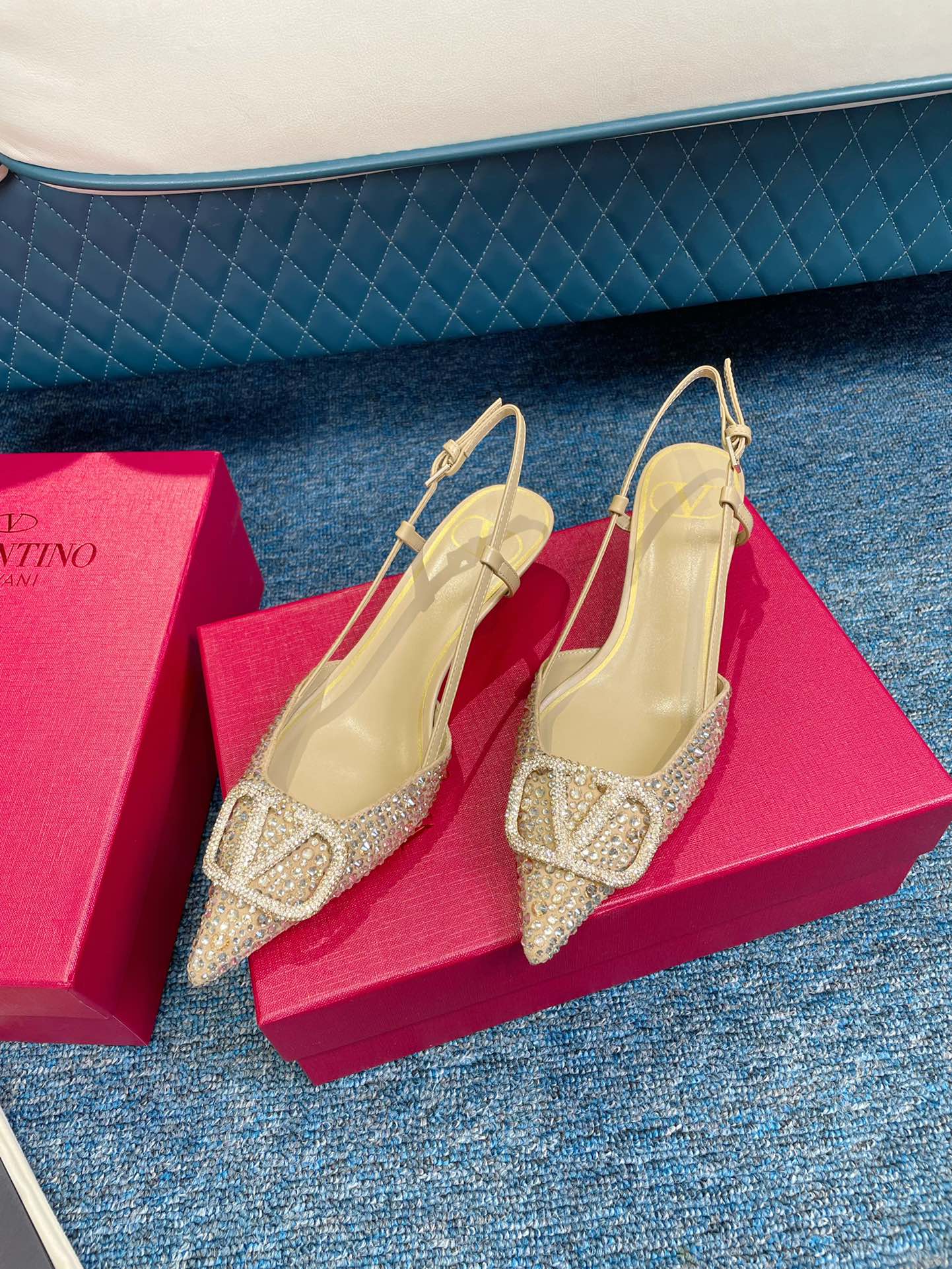 Новинка сезона весна/лето 2022 от Valentino: роскошные замшевые босоножки на высоком каблуке с острым носком и открытой пяткой, украшенные стразами.