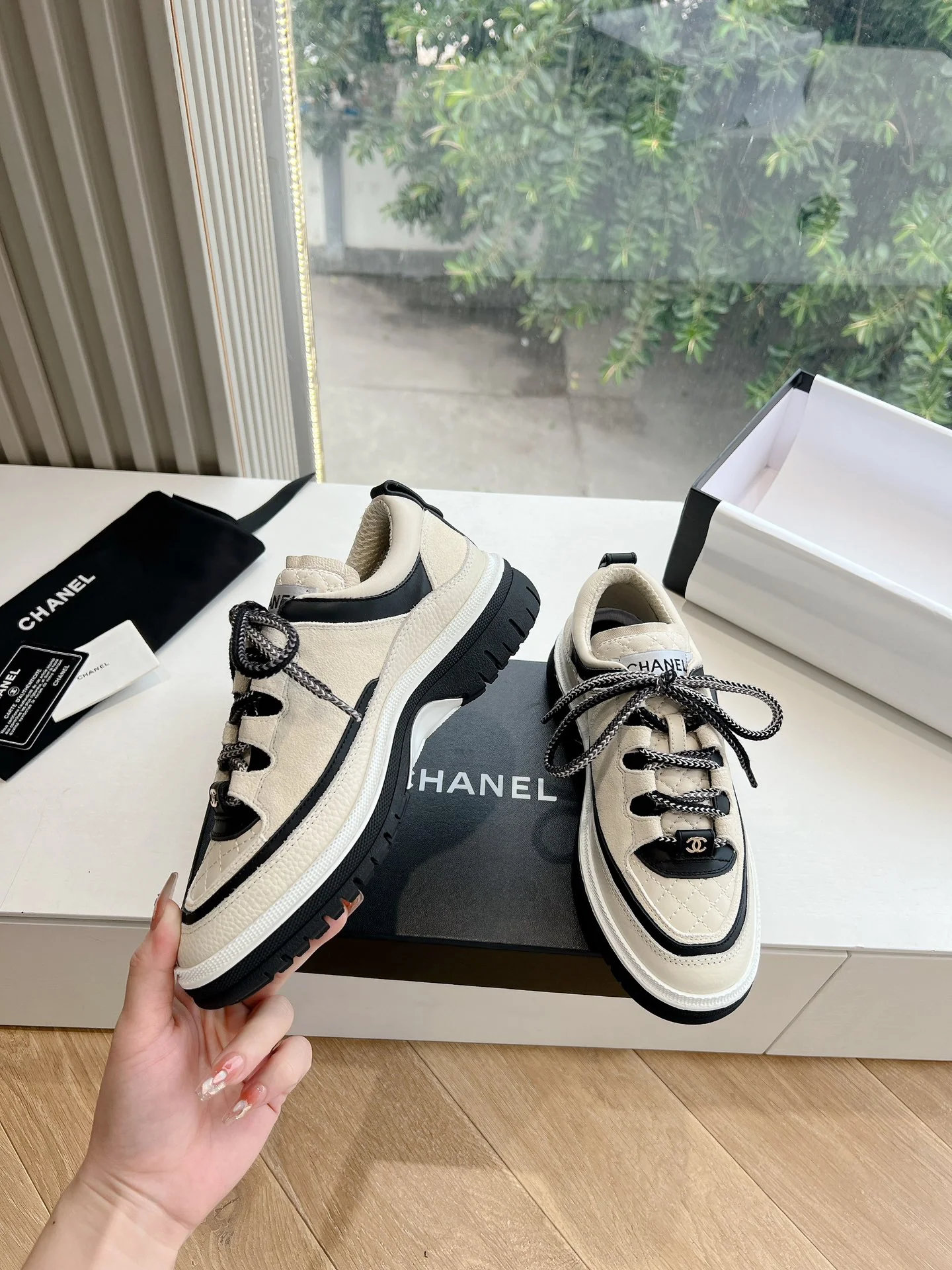 Повседневные туфли Chanel 2024 - белые - 1