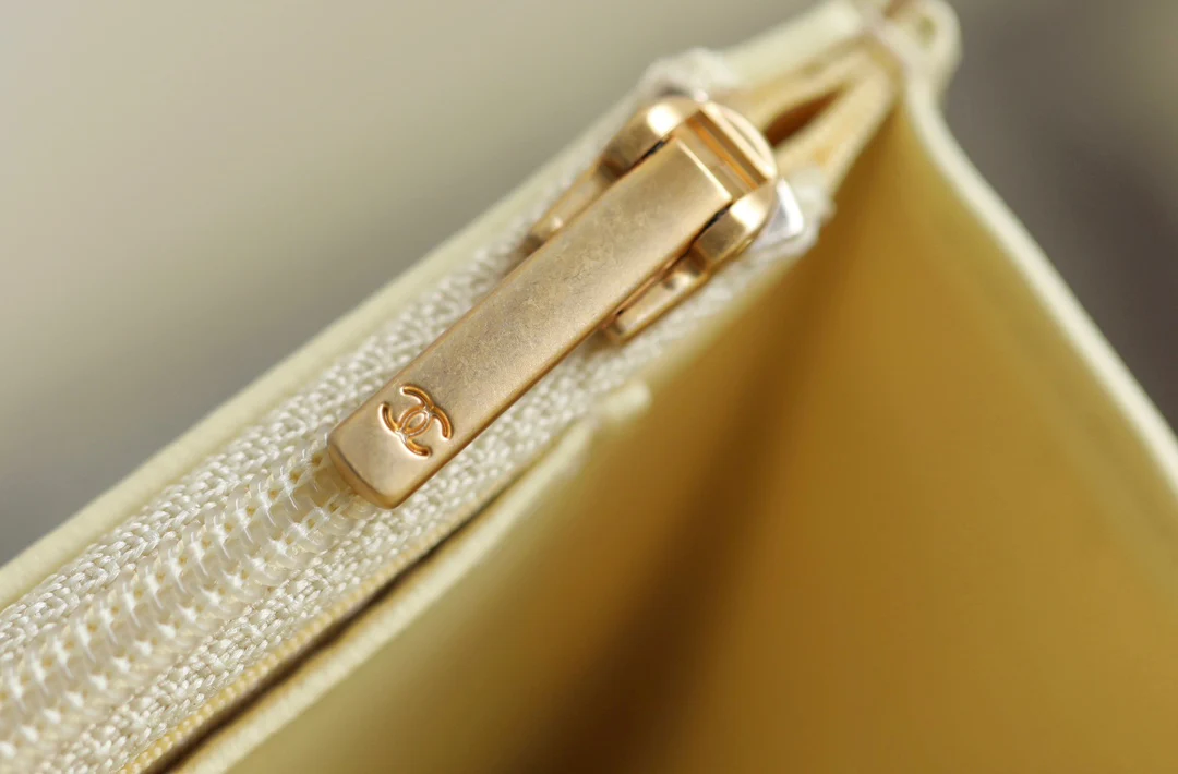 Новинка сезона весна/лето 2023 от Chanel - Сумка через плечо с цепочкой Camellia - WOC - Желтая 