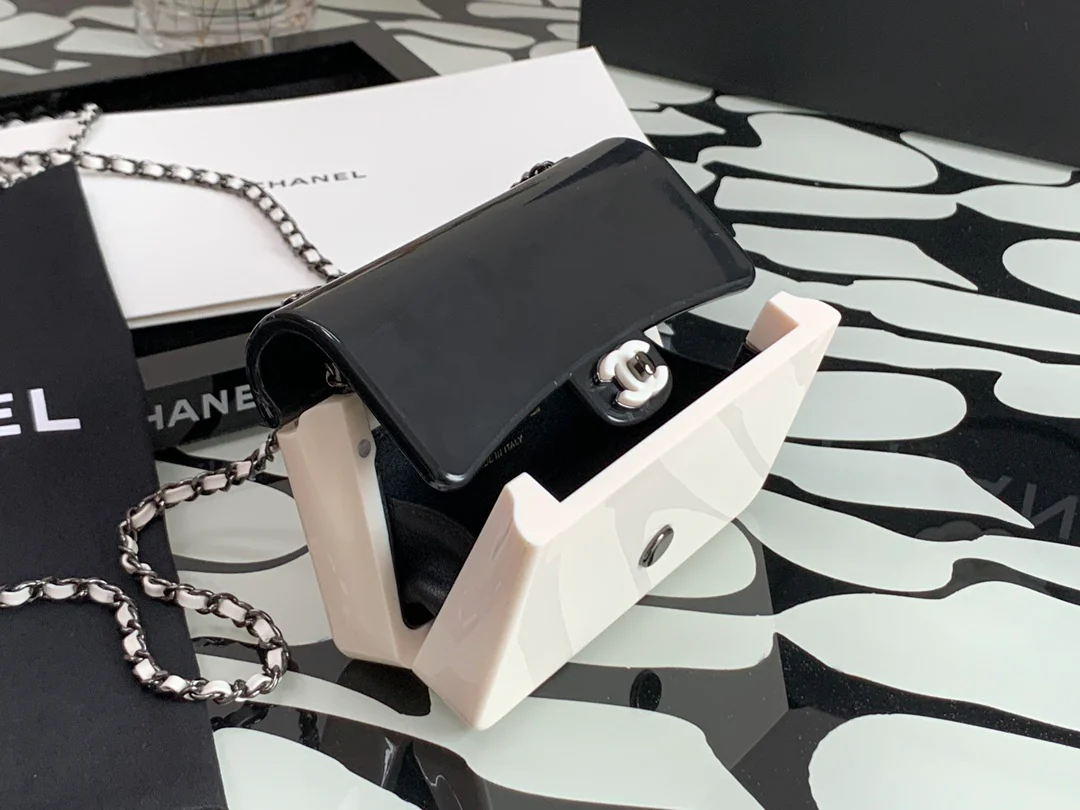 Новые поступления коллекции Chanel весна/лето - черно-белый акриловый CF