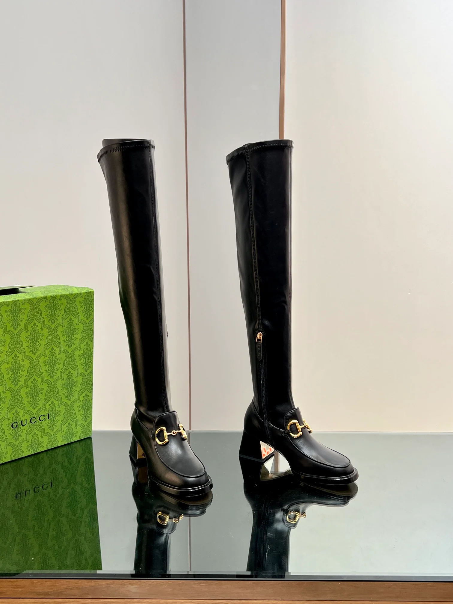Новинка начала осени 2023 года от Gucci — Эластичные ботфорты с пряжкой ?Конская уздечка? — Черные