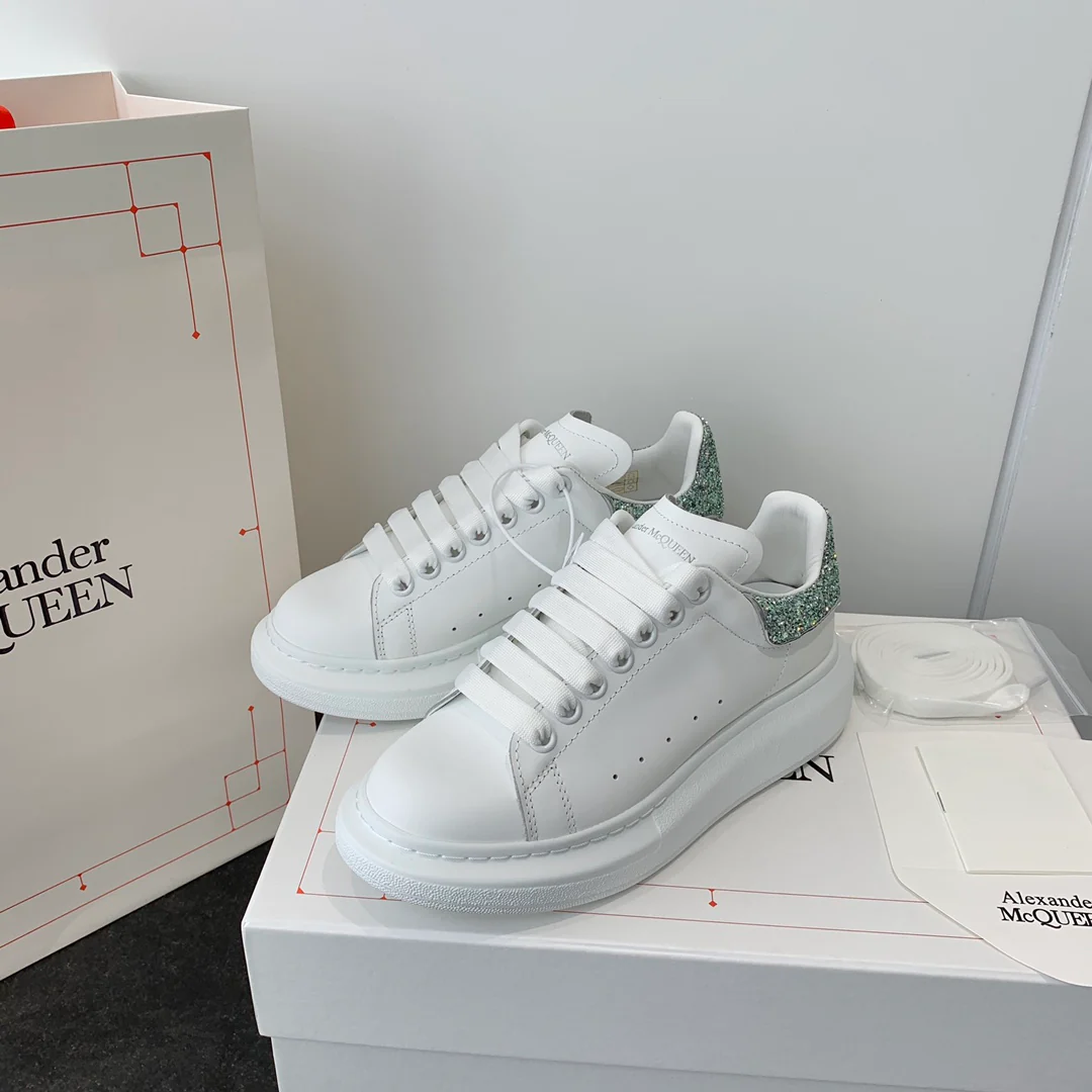 Классические белые кроссовки McQueen - ярко-розовая пятка - зеленые