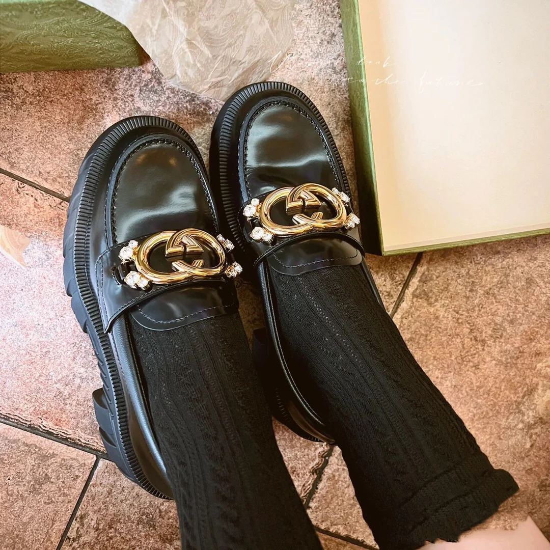 Новинка осенне-зимней коллекции Gucci 2022 — лоферы на платформе со стразами — фотографии вживую.