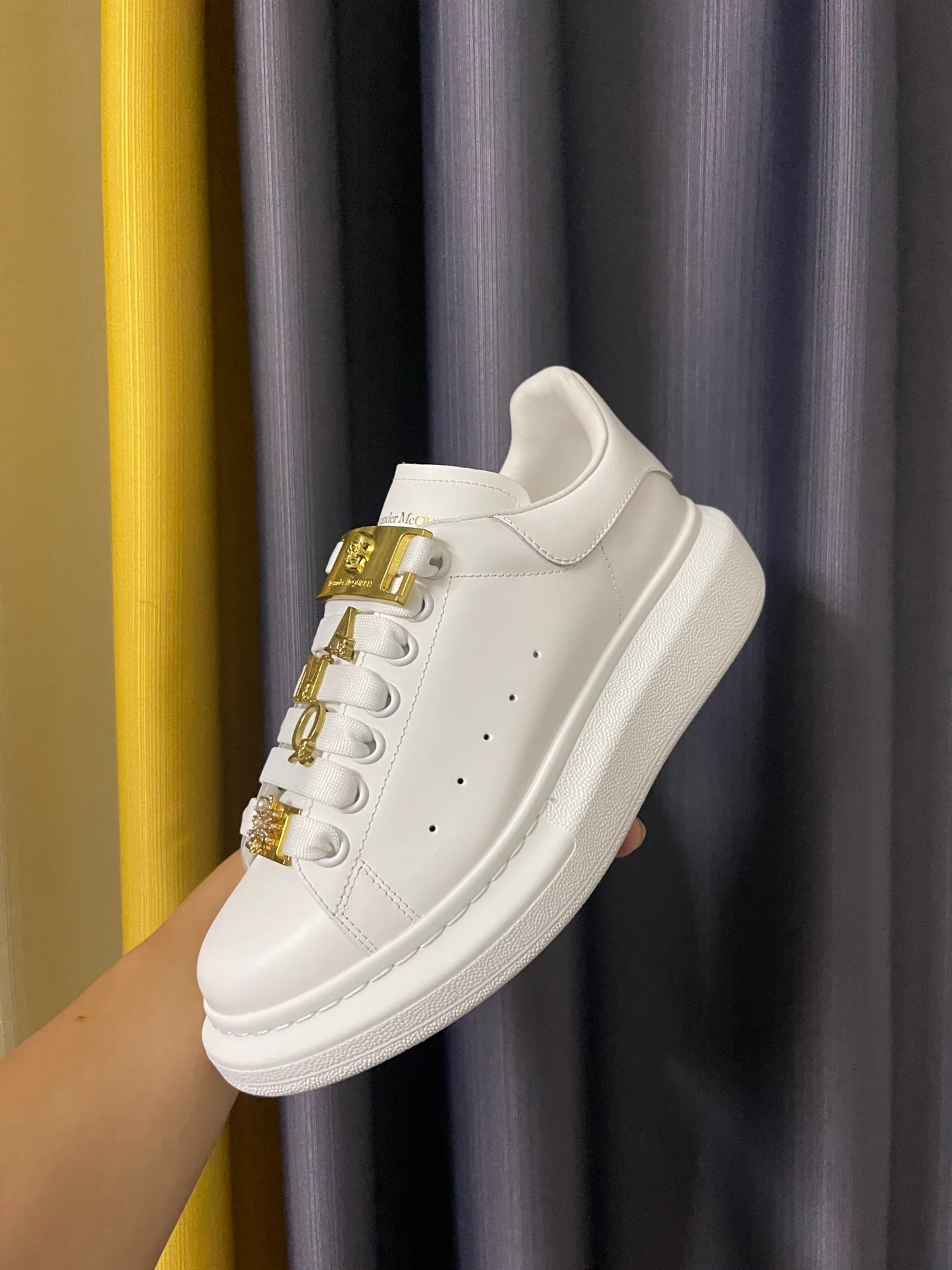 Классические белые кроссовки McQueen - унисекс - полностью из белой кожи с металлической пряжкой