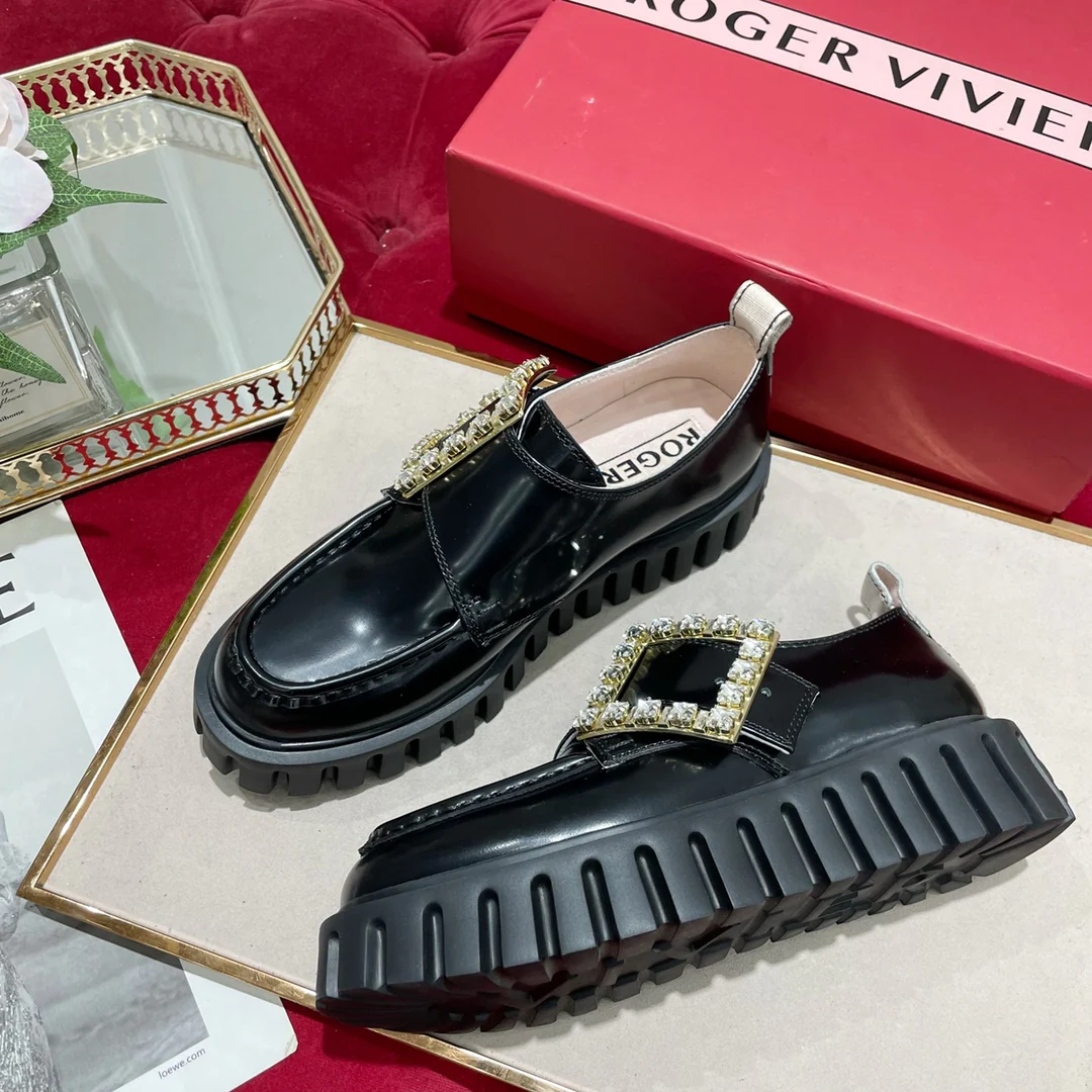 Лоферы из лакированной кожи с пряжками