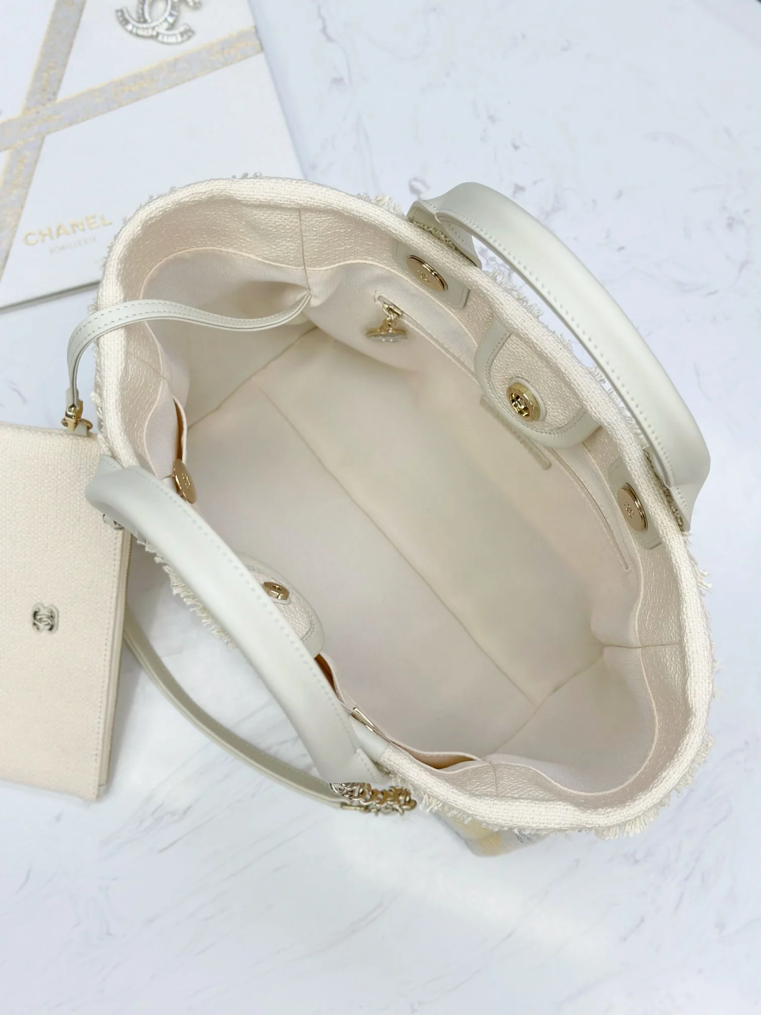 Пляжная сумка Chanel 25c, косметичка, ярко-желтая.