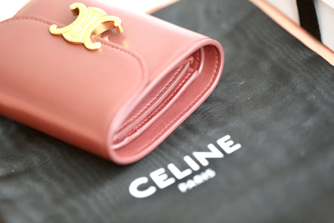 Маленький глянцевый кошелек Triomphe с клапаном из овечьей кожи, бордовый.