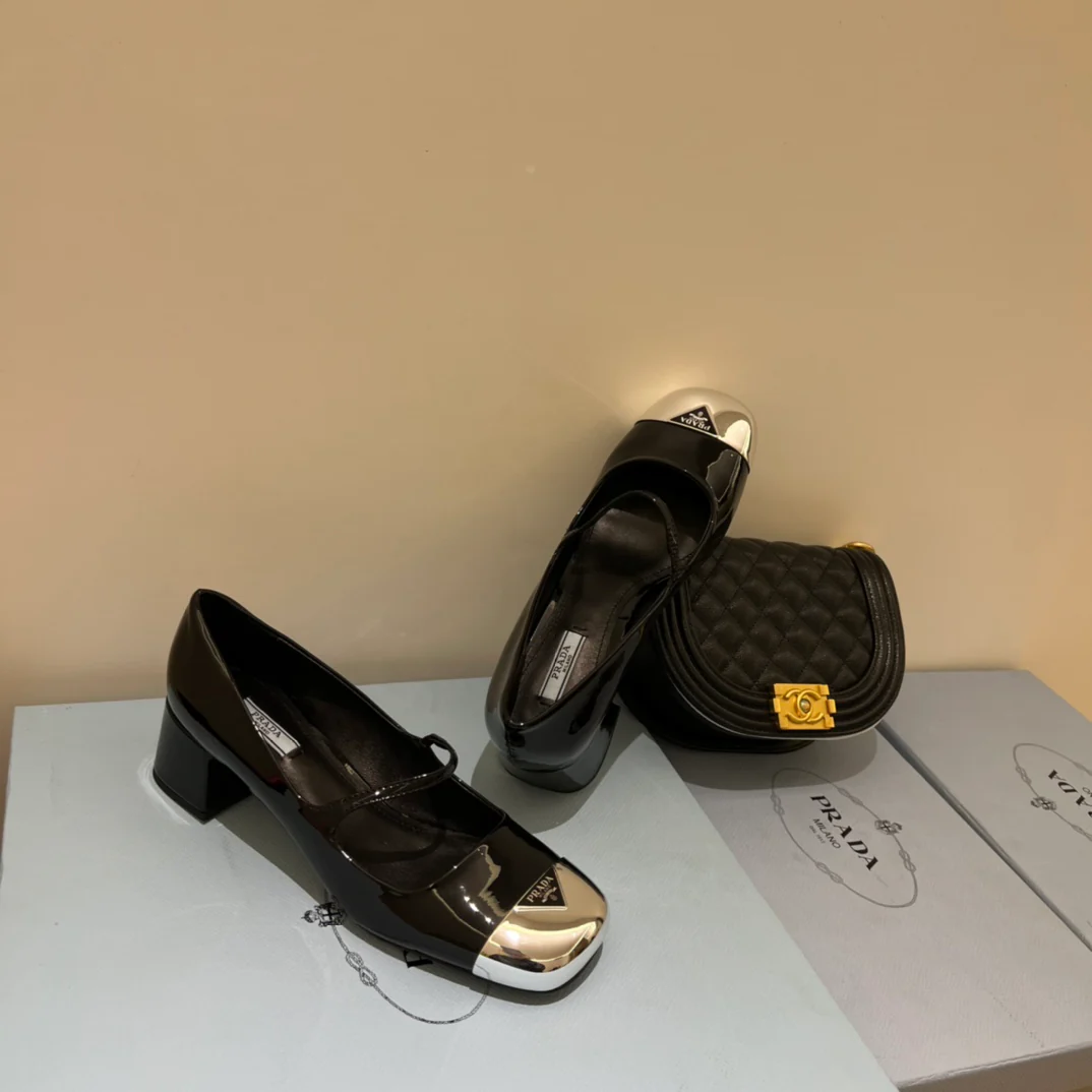 Новинка сезона осень/зима 2022 от Prada - туфли на массивном каблуке с металлическим закругленным носком.