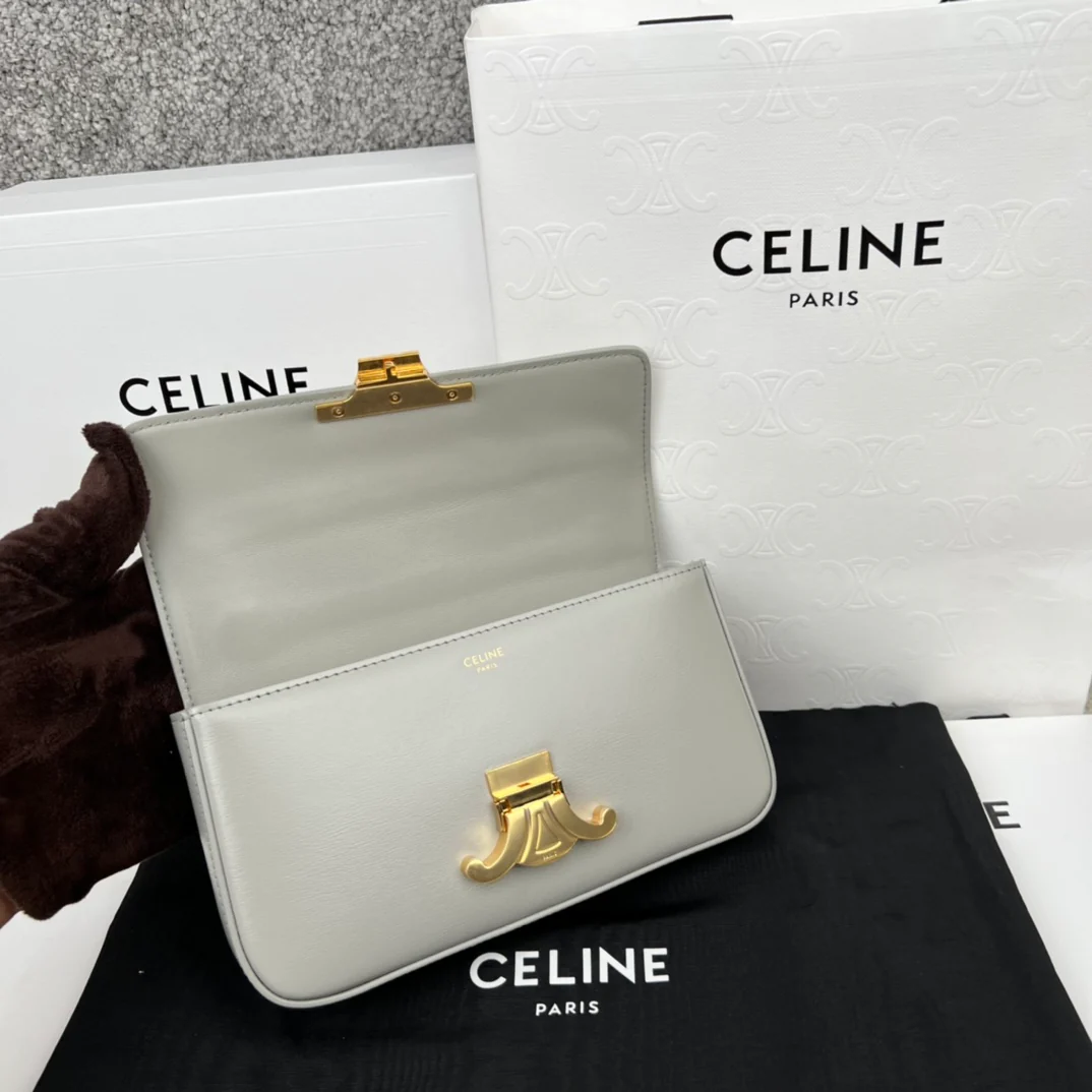 Сумка Celine Triomphe из глянцевой коровьей кожи с цепочкой через плечо