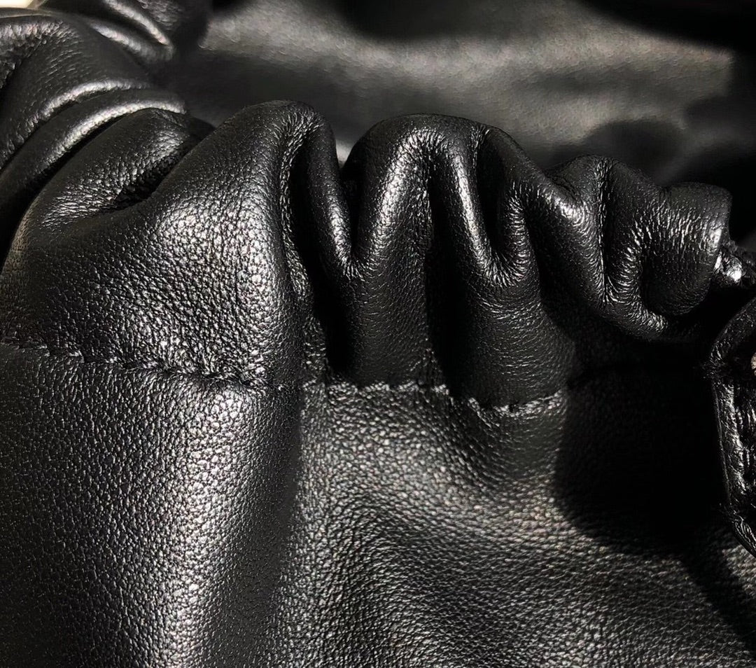 Сумка-ведро Chanel с жемчужным декором на завязках