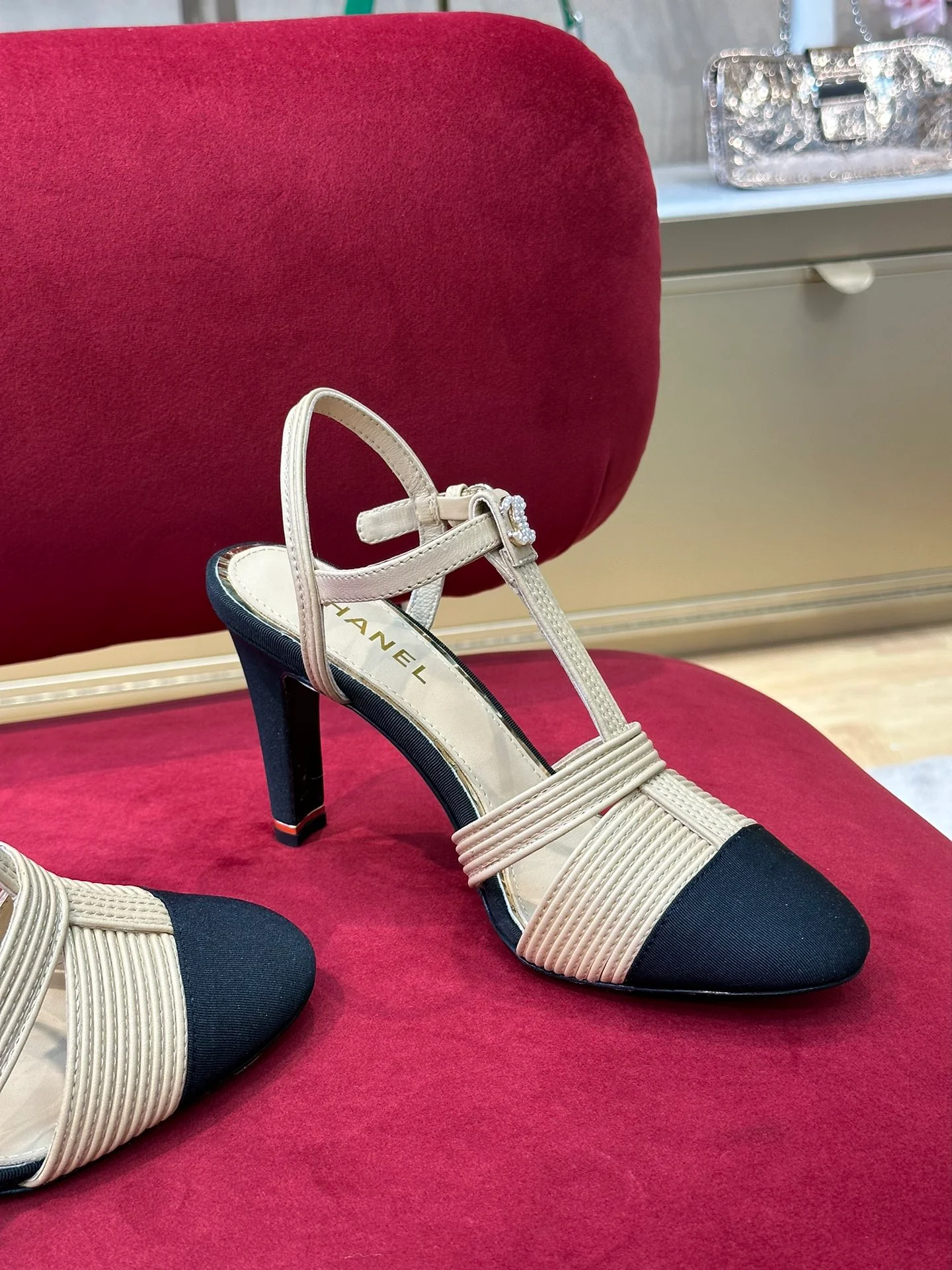 Новинка сезона весна/лето 2023 от Chanel — туфли на шпильке с лоскутным узором из овечьей кожи.