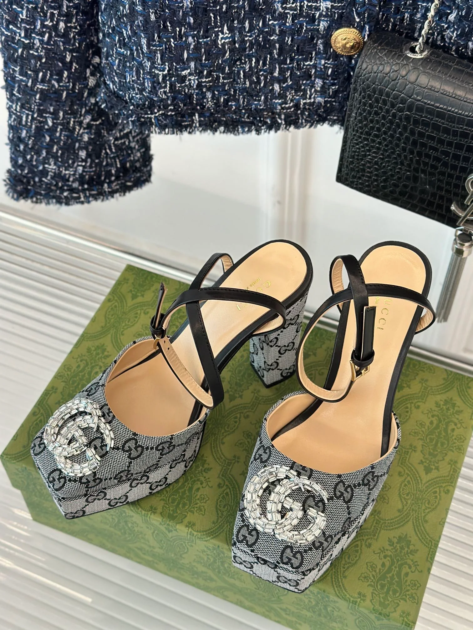 Босоножки на высоком каблуке Gucci 2024 — серые