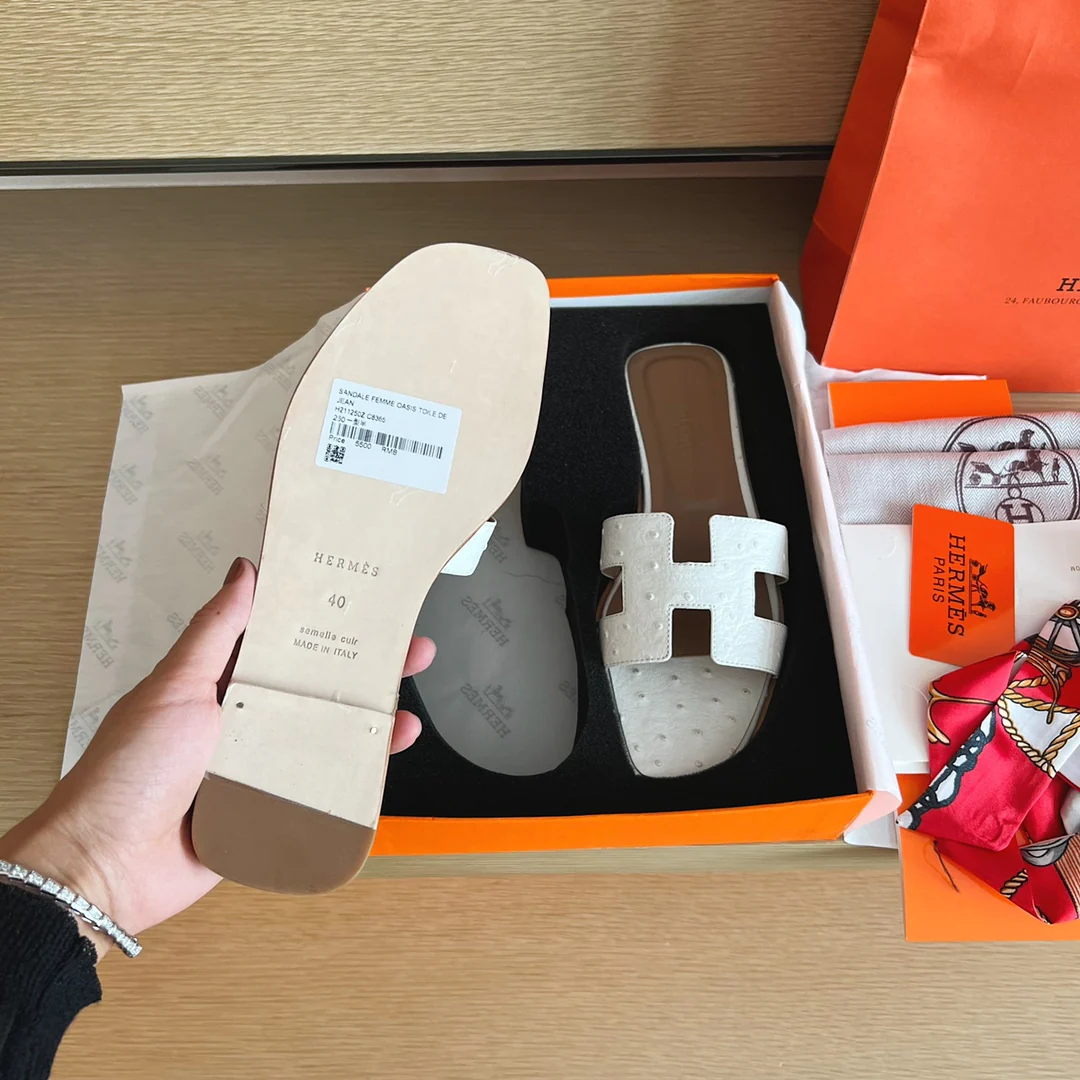 Классические домашние тапочки Hermes с буквой H — белые в горошек.