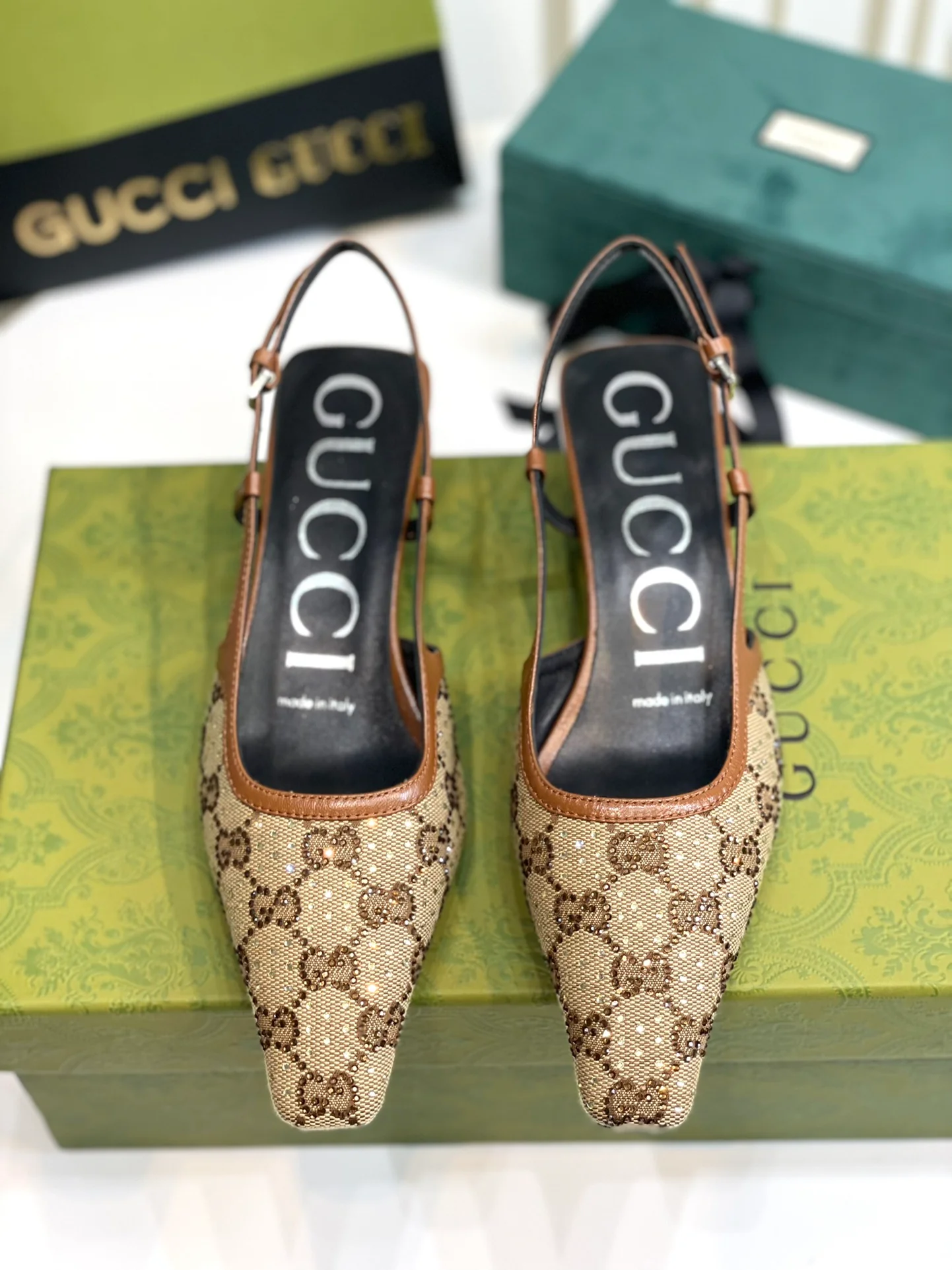 Туфли на каблуке с монограммой Gucci, выполненные в британском стиле.