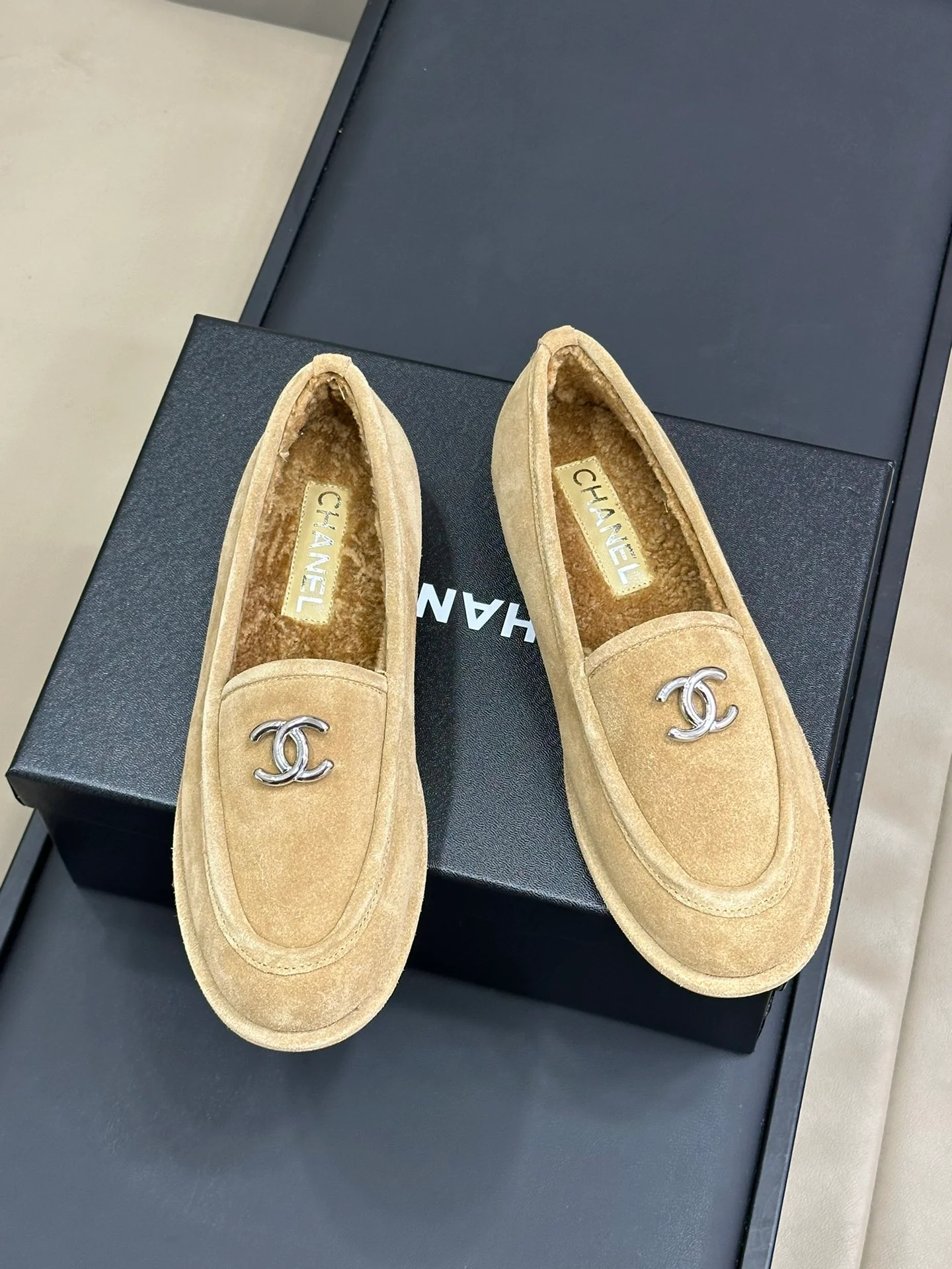 Меховые лоферы Chanel 2024 — кофейного цвета.