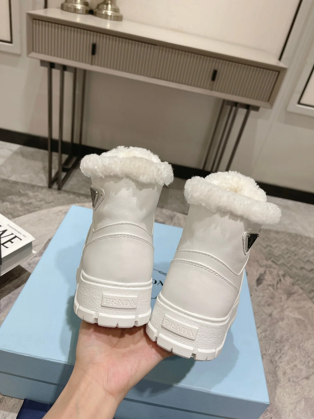 Повседневные туфли Prada 2024 средней высоты - белые