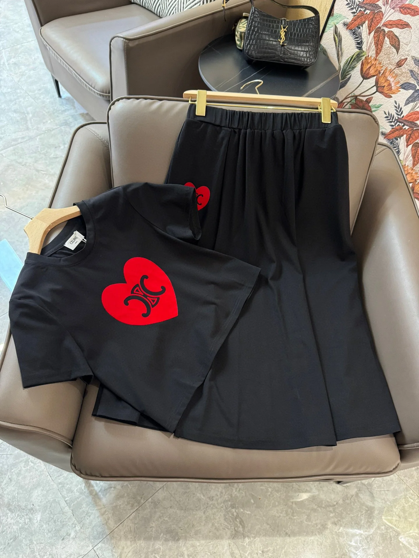 Костюм Celine 2403-24ss с принтом в виде сердца и Триумфальной арки — черный.