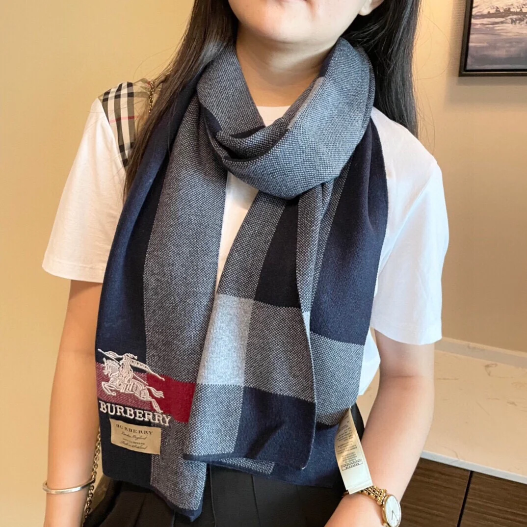 Burberry - Вышитый шарф 