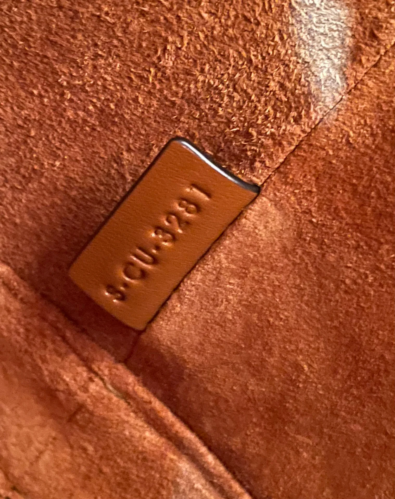 Маленькая коричневая кожаная сумка-ведро Celine Cuir Triomphe