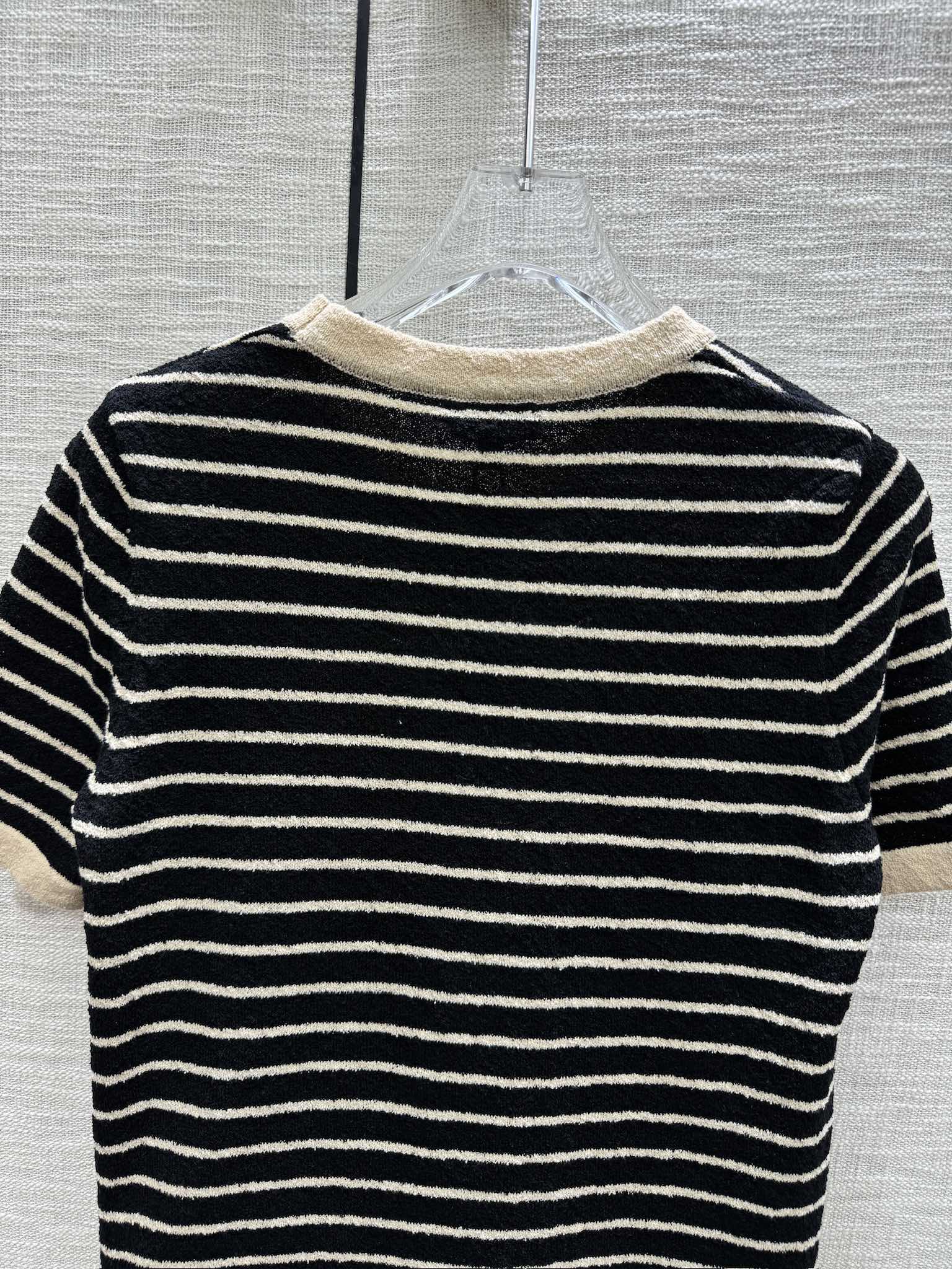 Коллекция Chanel Весна/Лето 2024: Новый винтажный полосатый трикотажный джемпер с коротким рукавом