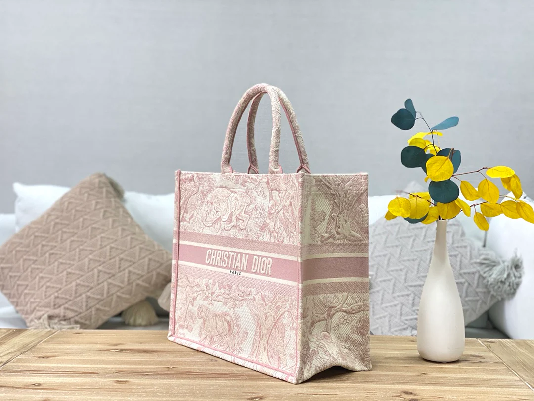 Большая сумка Dior Book Tote 41,5 см с вышивкой 